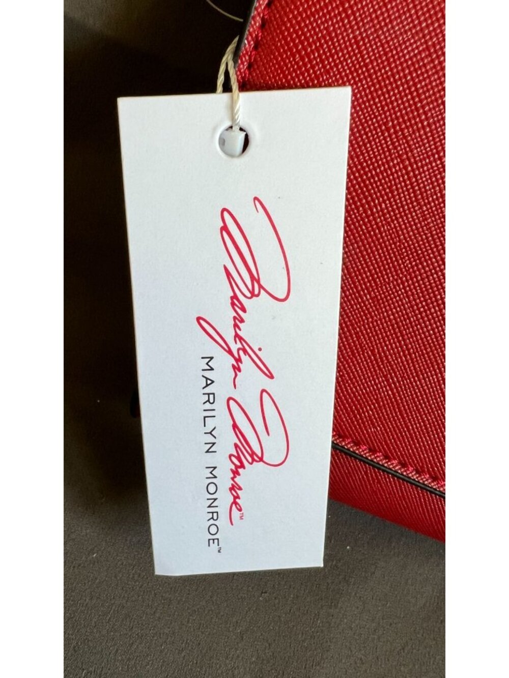 Marilyn Monroe Red Crossbody Wallet With Gold Chain Strap - Elegant Faux Leather - Picture 3 of 5